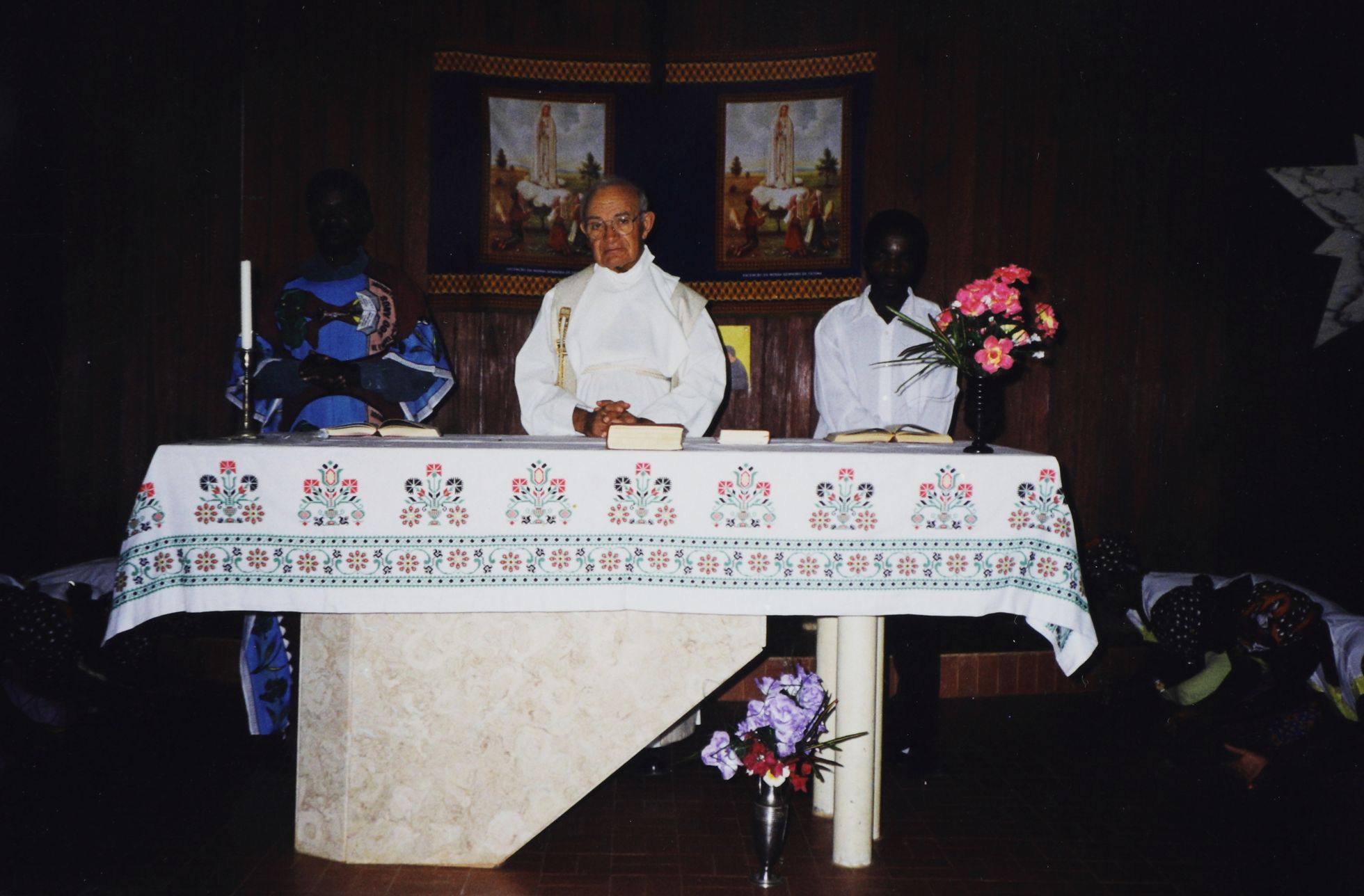 Padre Nogueira a presidir a uma celebração religiosa na comunidade de S. Rafael,Paróquia de S. João de Deus, Nampula, Moçambique, 2000-2003